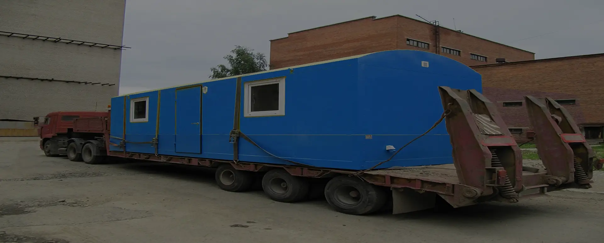 Заказать безопасную и качественную перевозку вагон домов и блок комнат по России из Верхнего Наура специализированными низкорамными тралами